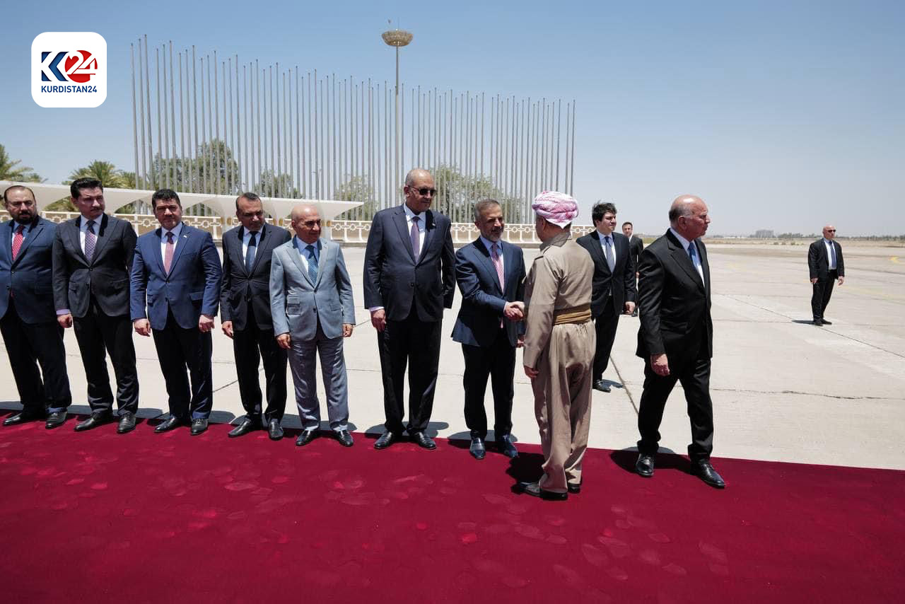 پێشوازیکردنی سەرۆک بارزانی لە فڕۆکەخانەی نێودەوڵەتیی بەغدا (وێنە: بارەگای بارزانی)